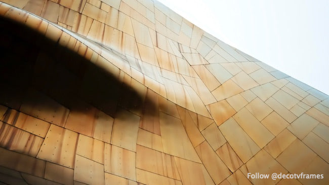 Estructura abstracta dorada en el Museo EMP de Seattle