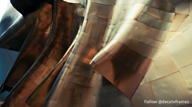 Estructura de pared abstracta dorada en el Museo EMP de Seattle