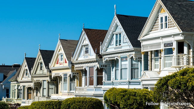 Uno de los grupos más conocidos de "Painted Ladies" es la hilera de casas victorianas en 710-720 Steiner Street, frente al parque Alamo Square, en San Francisco. 