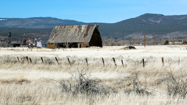 Une ancienne grange à foin à la périphérie de Susanville, siège du comté de Lassen, en Californie 