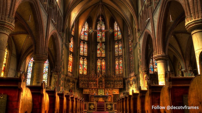 Interior de la catedral marrón 